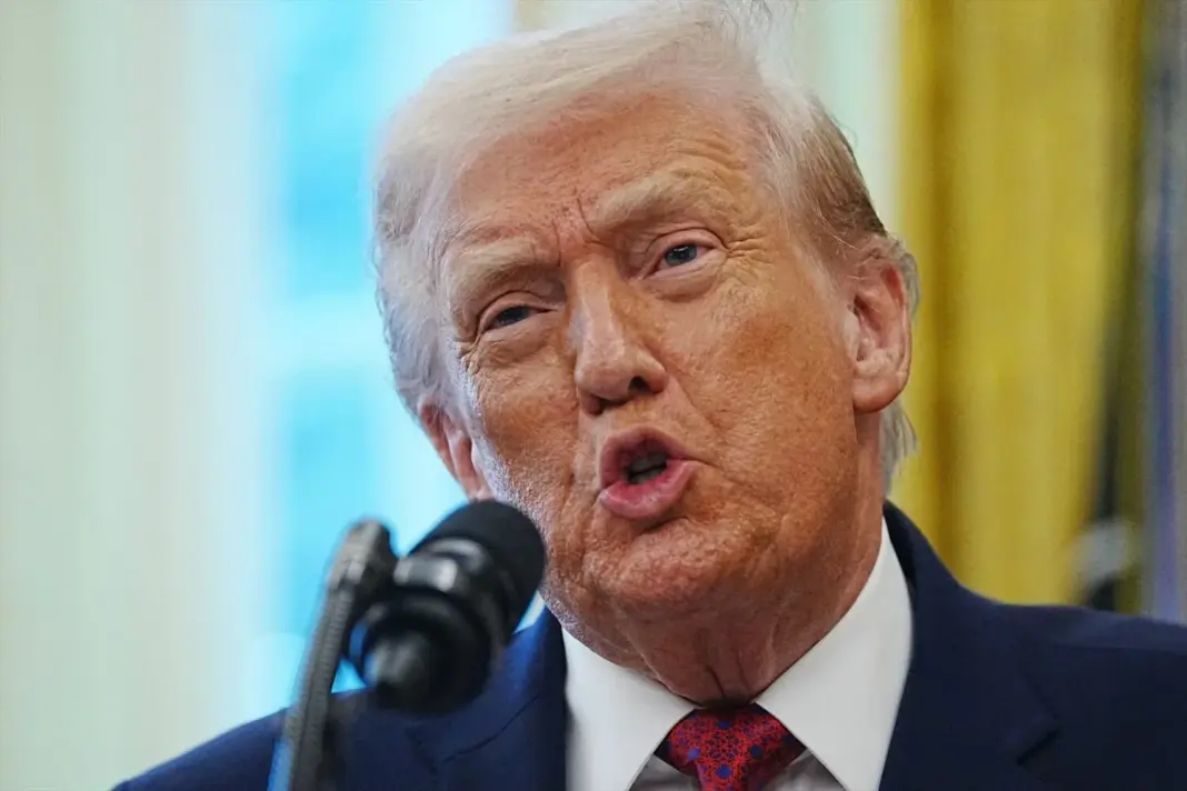 Trump ordena el bloqueo "completo" de todos los petroleros sancionados que entren y salgan de Venezuela. Europa Press