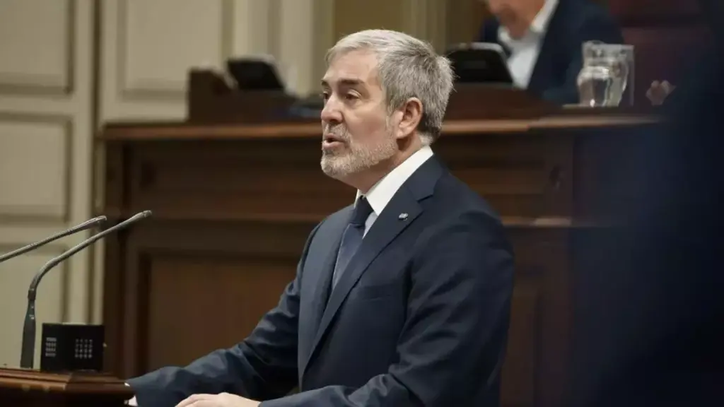 Fernando Clavijo, presidente del Gobierno de Canarias, en el Parlamento. EFE/Ramón de la Rocha.