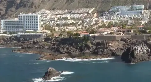 Se busca a una persona desaparecida tras los cuatro fallecidos por un golpe de mar en Los Gigantes, en Tenerife