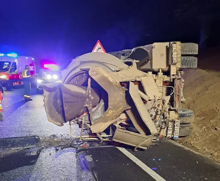 Vuelca una hormigonera en la LZ-2 frente al aeropuerto