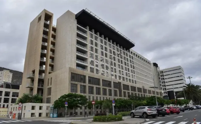 El suceso se produjo en una nave industrial de El Goro, en Telde y se debió a un accidente con la grúa que manejaba la carga