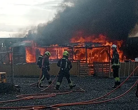 Incendio en una casa de madera en El Calero