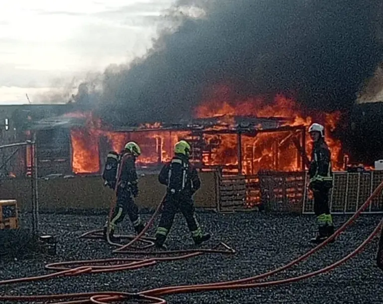 Incendio en una casa de madera en El Calero