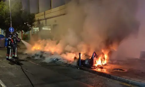 Arrecife encadena dos incendios de contenedores en una noche