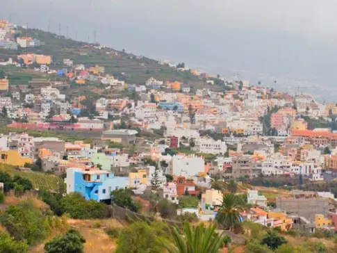 Fallece un conductor de 78 años, tras salirse de la vía y caer desde seis metros altura en el norte de Tenerife