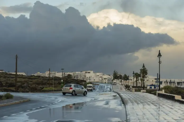 Lluvia en el pueblo de Arrieta, al norte de Lanzarote, este viernes. EFE/Adriel Perdomo.