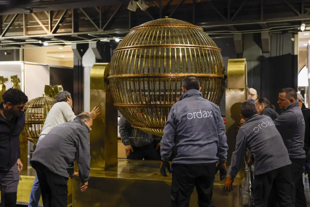 Los bombos y el resto de los elementos que se utilizarán en el Sorteo del sorteo de la Lotería de Navidad ya esperan en el Teatro Real que se utilizarán en el Sorteo Extraordinario de Navidad llegan este viernes al Teatro Real (1). EFE. Javier Lizón. 