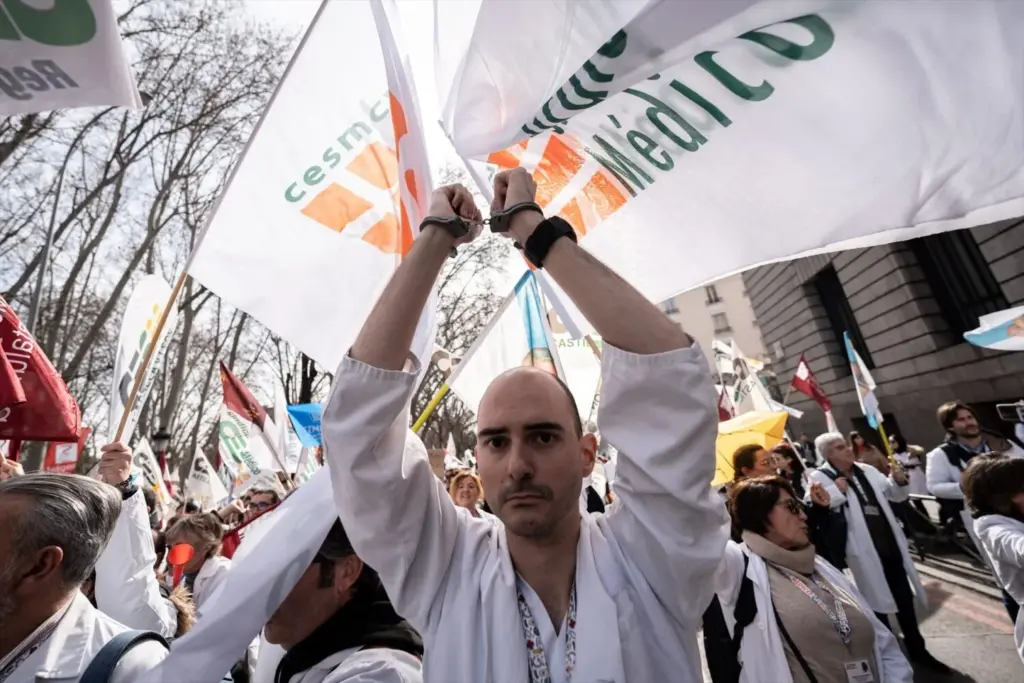 Huelga de médicos en Canarias: pararán del 9 al 11 de diciembre contra el borrador del Estatuto Marco del Ministerio. Europa Press.