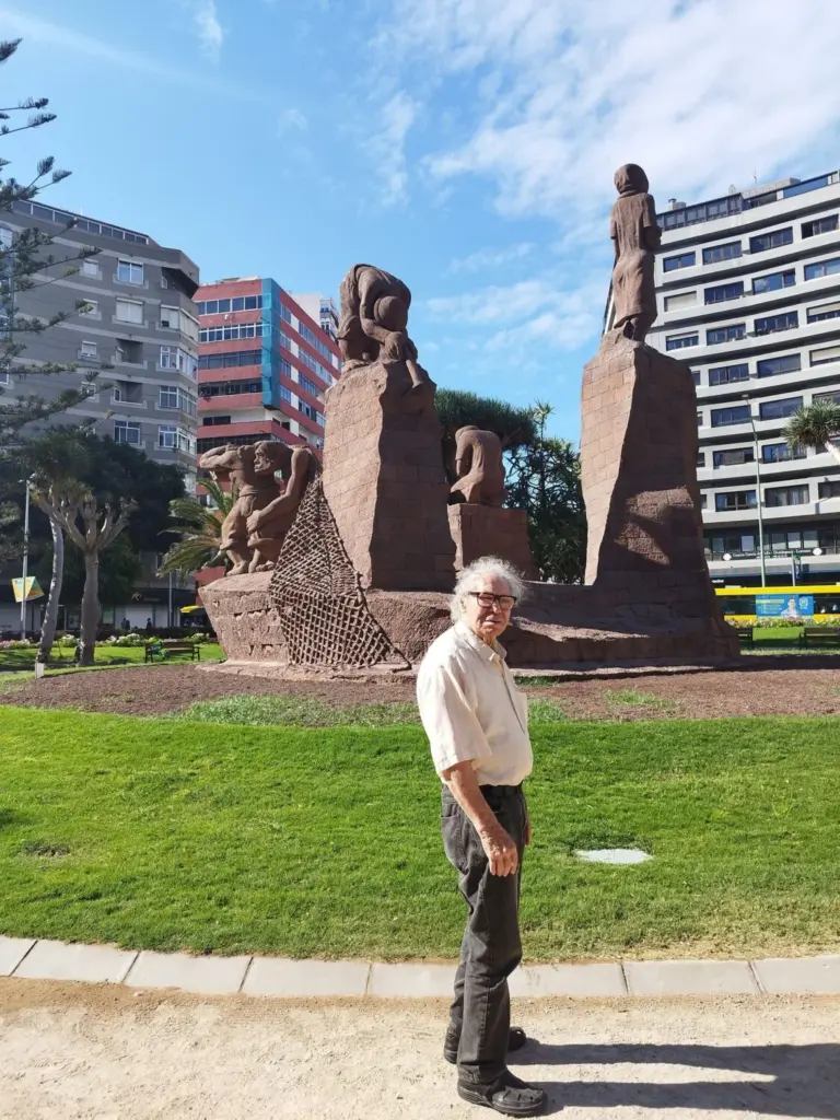 Luis Montull, junto al 'Monumento a las Actividades Primitivas Canarias'