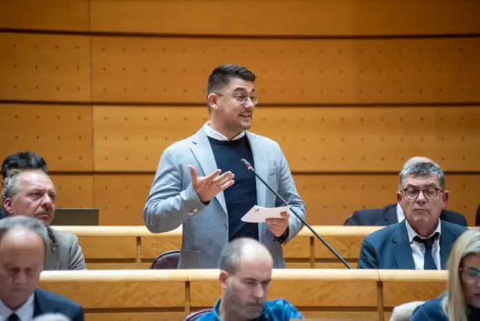 El ministro de Agricultura ha expuesto en el Senado que defenderá el PSOEI en Bruselas ante la reclamación del senador de ASG, Fabián Chinea, sobre la PAC