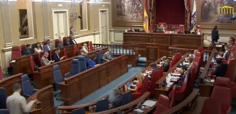 El pleno del Parlamento de Canarias debate la regulación de grandes tenedores de vivienda