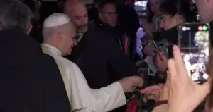 El papa León XIV saluda a los fieles. Imagen RTVC