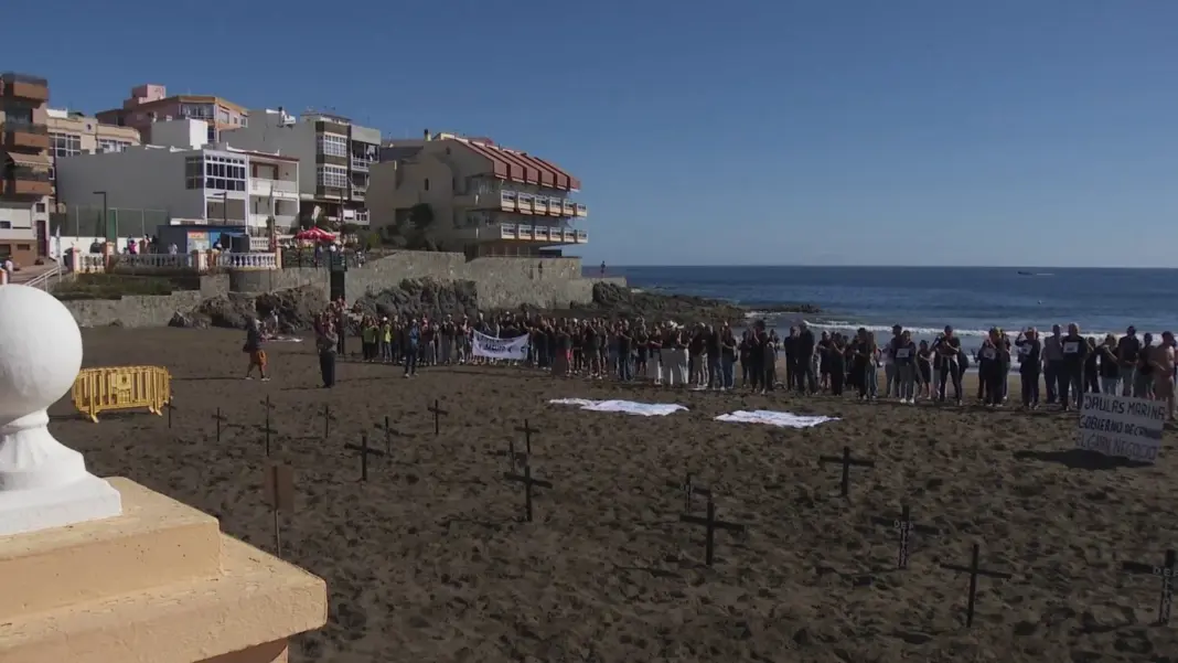 El Paseo de Salinetas acoge una cadena humana contra las jaulas marinas