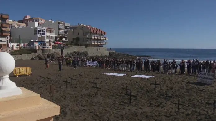 El Paseo de Salinetas acoge una cadena humana contra las jaulas marinas