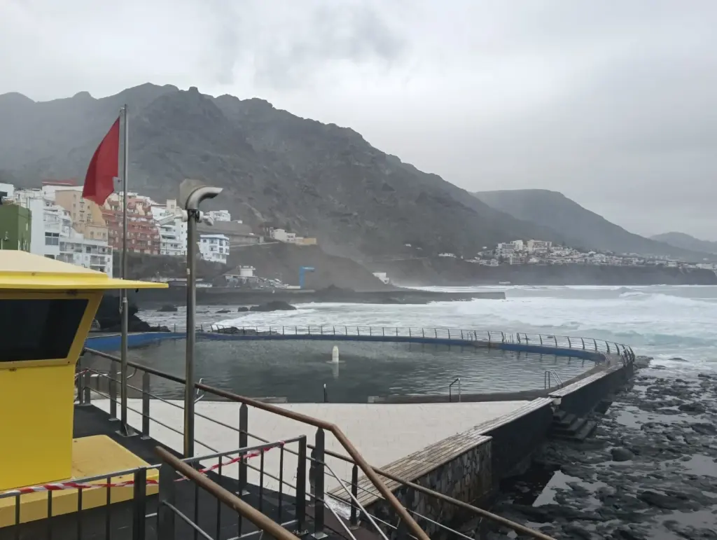 La costa lagunera se blinda ante la previsión de olas de hasta 7 metros de altura por fenómenos costeros el próximo fin de semana