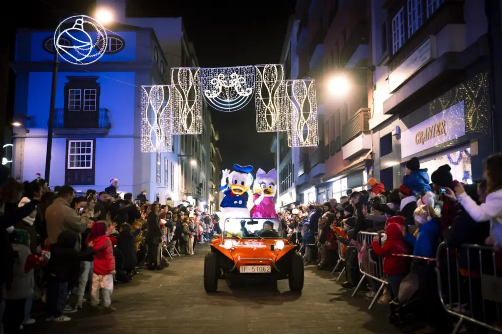 El casco histórico de La Laguna se tiñe de magia y color gracias a la Cabalgata de Papá Noel