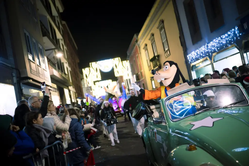 El casco histórico de La Laguna se tiñe de magia y color gracias a la Cabalgata de Papá Noel