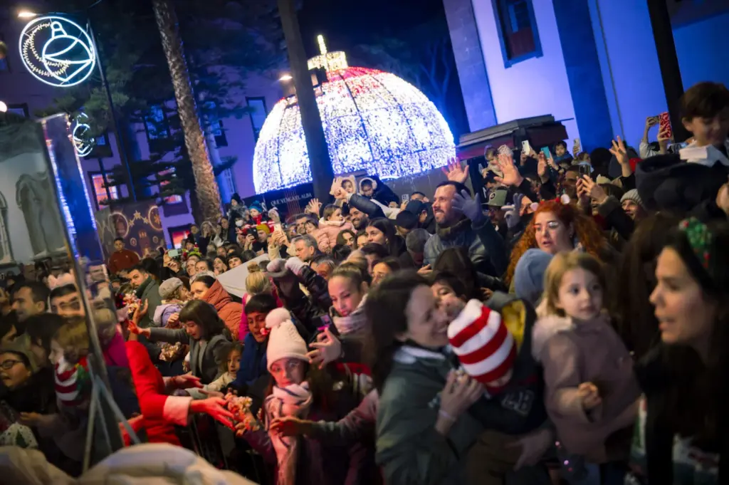 Miles de personas disfrutan de la cabalgata de Papá Noel de La Laguna