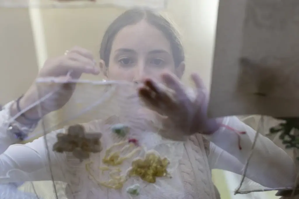 Estudiantes de Bachillerato de Arte del IES de Ingenio han participado de forma entusiasta en el taller de calado y bordado. CAAM.