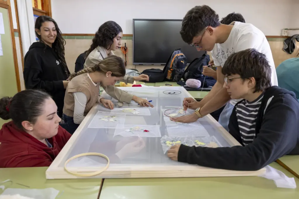 El proyecto ‘Calando Cultura’ del CAAM despierta interés de estudiantes de Ingenio. Fotografías: Quique Curbelo.