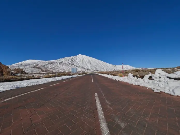 Teide nevado con carretera limpia