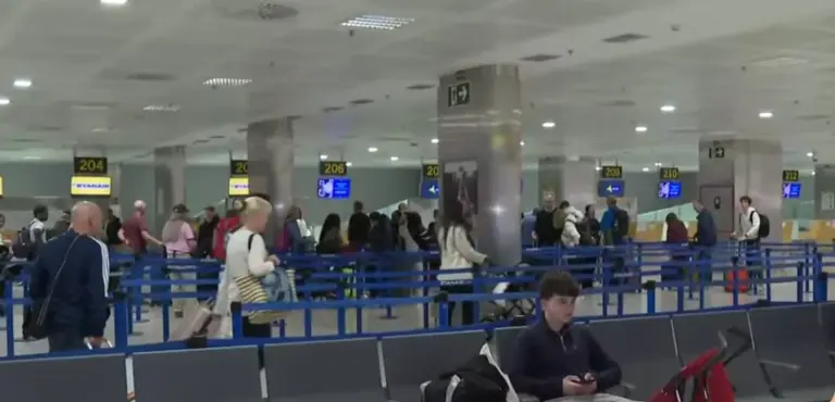 La huelga del personal que presta servicios en tierra a Ryanair afecta al aeropuerto Tenerife Sur