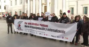 Trabajadores de medios públicos autonómicos delante del Congreso. Imagen RTVC