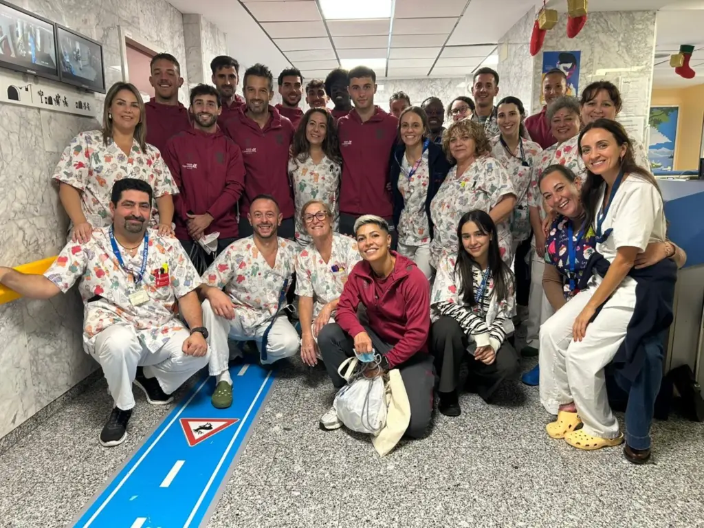 Los jugadores del CD Tenerife visitan a los niños ingresados en los hospitales