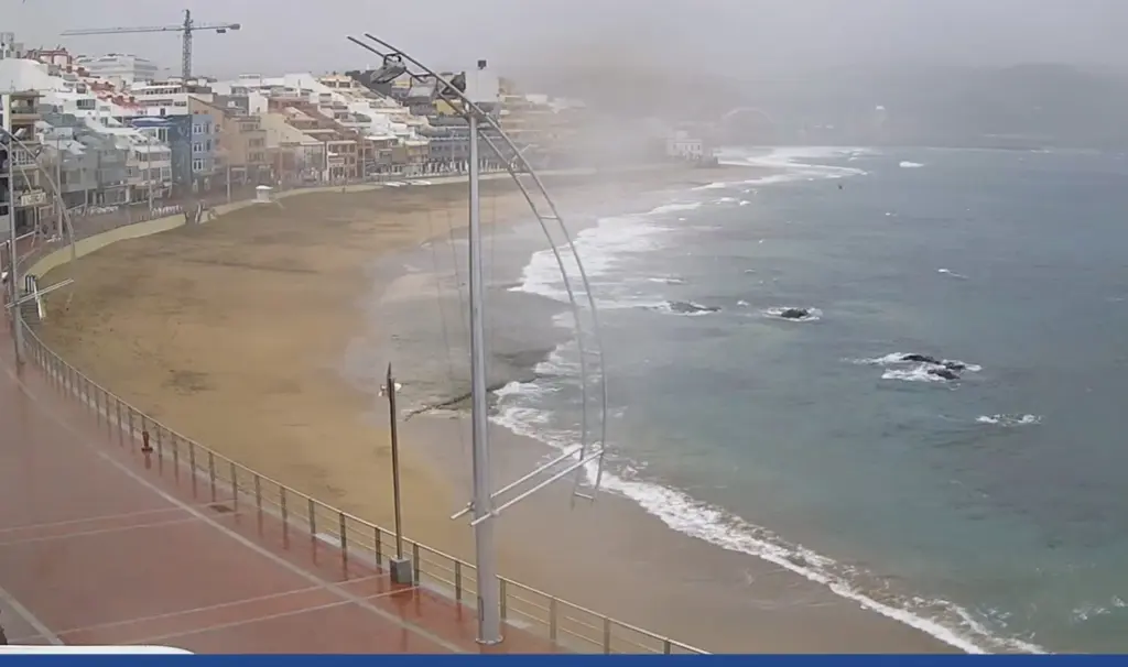 Lluvia y oleaje en Las Canteras. Imagen: Mi Playa de Las Canteras
