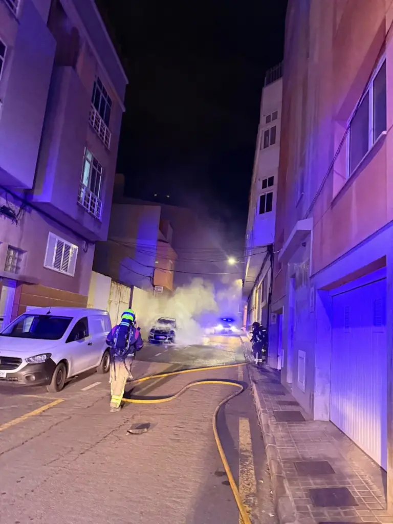 La cercanía con las casas obligó a los bomberos a intervenir rápidamente en el incendio de un coche en Santa Lucía de Tirajana
