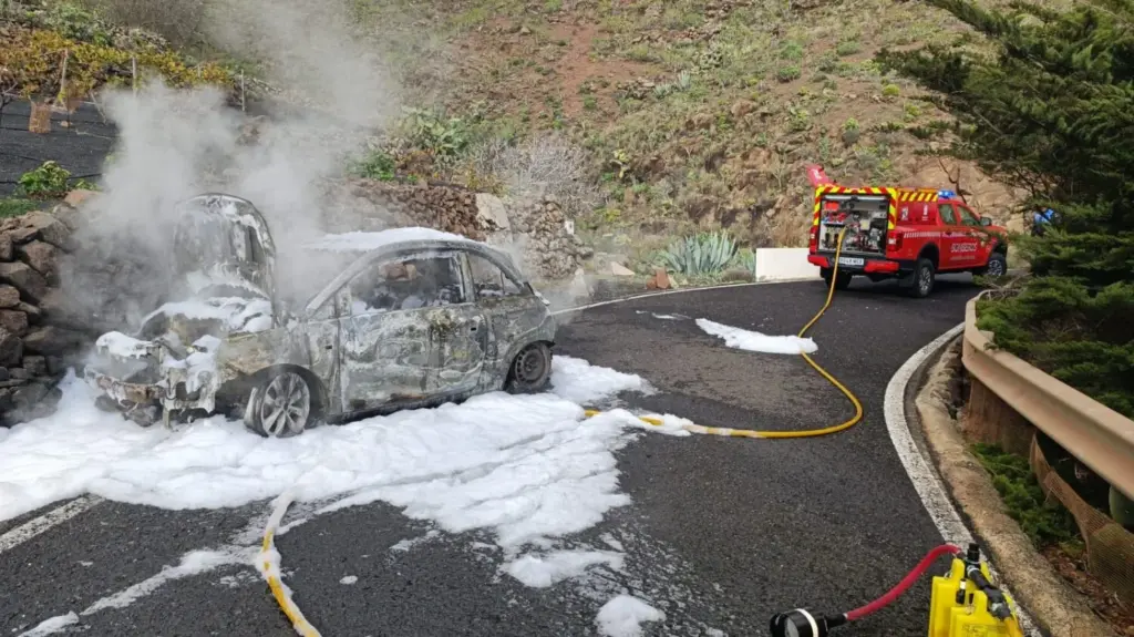 Un vehículo en llamas provoca el corte de una carretera en Haría