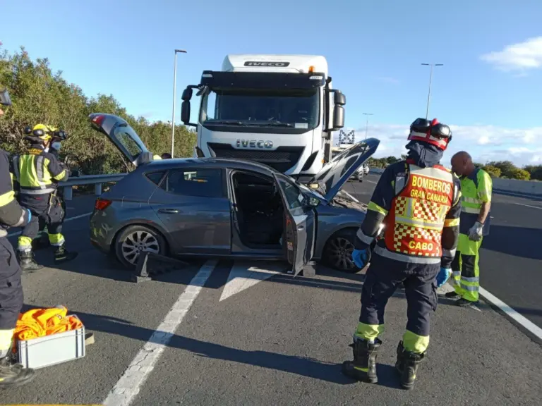 Un camión de basura colisiona con un coche en Gran Canaria