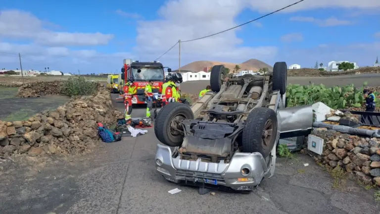 Un hombre de 77 años resulta herido moderado tras volcar una furgoneta en Tinajo