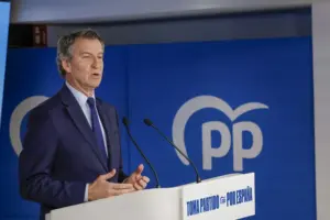 El presidente del Partido Popular, Alberto Núñez Feijóo, comparece ante los medios de comunicación para hacer el balance del año 2025, este lunes en la sede del partido, en Madrid. EFE/Zipi Aragón