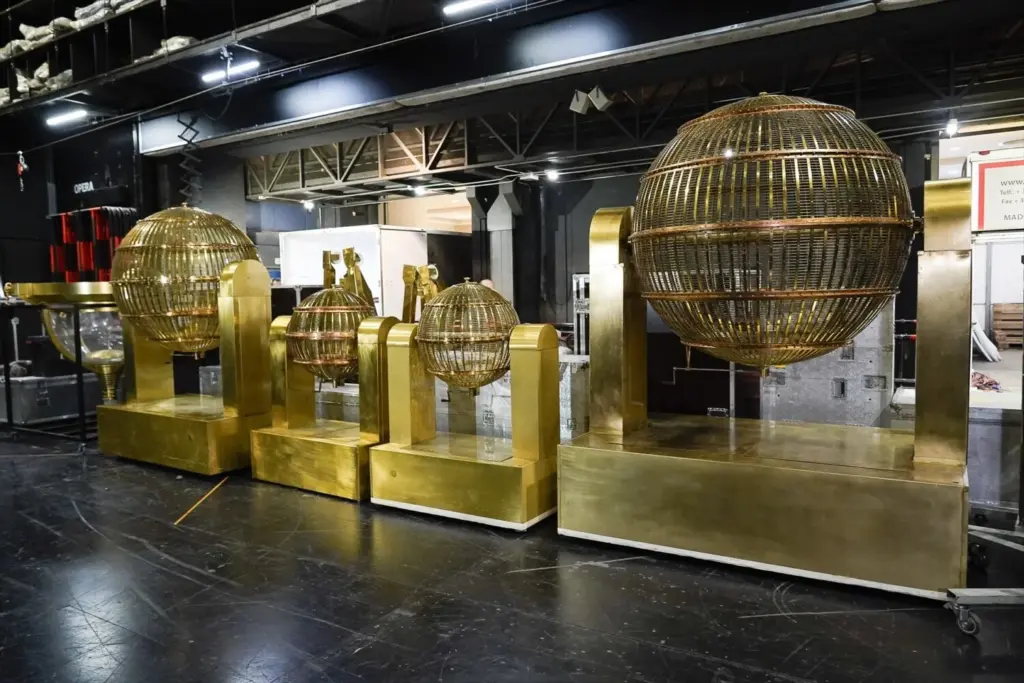 Los bombos que se utilizarán en el sorteo llegan al Teatro Real de Madrid este 12 de diciembre / Europa Press