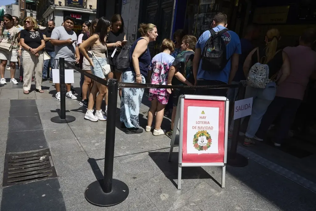 Desde el mes de agosto las colas son habituales en algunas administraciones de lotería / Europa Press