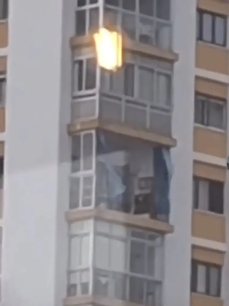 Cristalera arrancada en el edificio Bel Air en el Puerto de la Cruz (Tenerife)