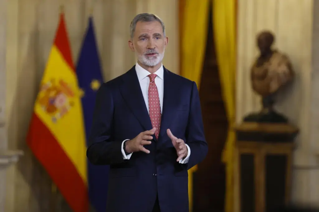 El rey Felipe VI pronuncia el tradicional mensaje de Nochebuena en el que hace balance de un año que ha sido complicado en la política tanto nacional como internacional y en el que se ha conmemorado el 50 aniversario de la restauración de la monarquía y los inicios de la transición a la democracia.