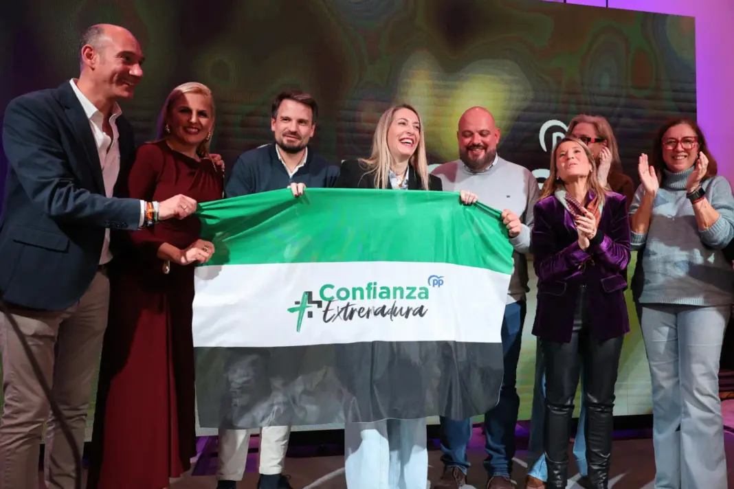 a candidata del Partido Popular a la presidencia de la Junta de Extremadura María Guardiola durante su comparecencia tras conocer los resultados electorales extremeños