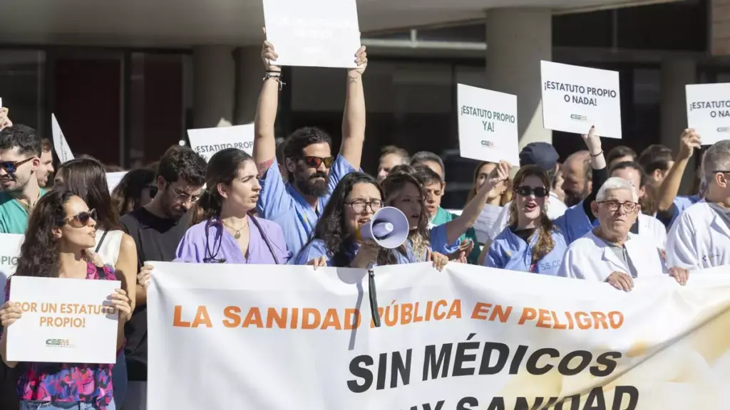 La huelga de médicos por una regulación laboral continúa en Canarias