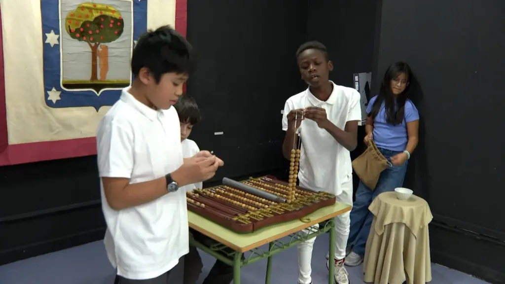 Las niñas y niños de San Ildefonso preparan el sorteo extraordinario de Navidad 2025, en la Residencia Internado San Ildefonso, a 2 de diciembre de 2025, en Madrid. Europa Press