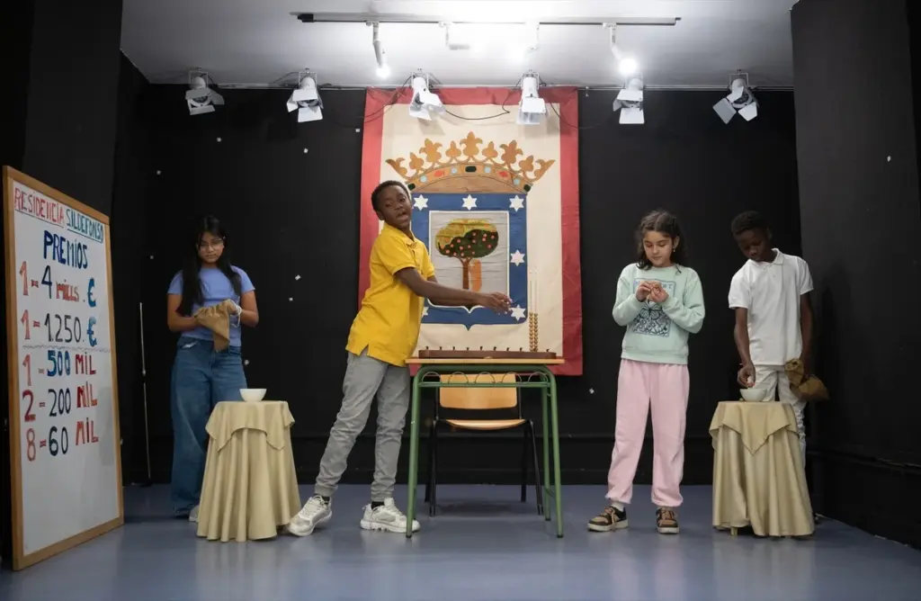 Durante semanas los niños y niñas de San Ildefonso ensayan cómo cantarán los números de la Lotería de Navidad / Europa Press 