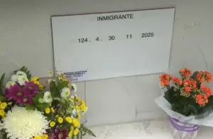 Entierro en el cementerio de Frontera de dos de los cinco migrantes que fallecieron el pasado fin de semana intentando alcanzar las costas de Canarias