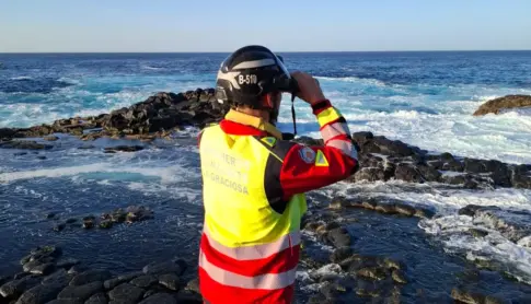 Dos pescadores en Los Charcones, en Lanzarote, afectados por un golpe de mar