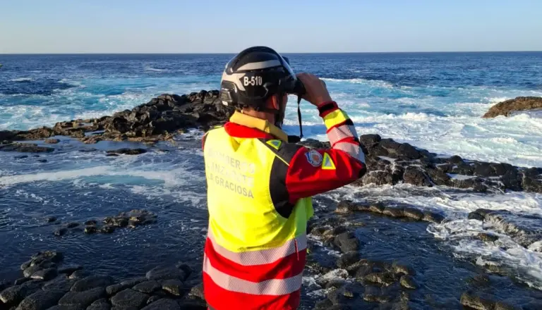 Dos pescadores en Los Charcones, en Lanzarote, afectados por un golpe de mar