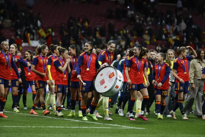 Las jugadoras españolas celebran la victoria conseguida por 3-0 ante Alemania, en el partido de vuelta de la final de la Liga de Naciones femenina que España y Alemania han disputado este martes en el estadio Metropolitano, en Madrid. EFE/Juanjo Martín