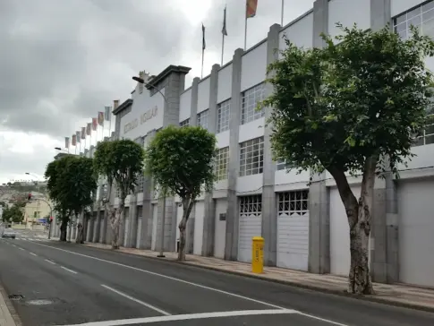 Una mujer grave al chocar el coche contra el antiguo Estadio Insular