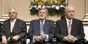 Foto de archivo tomada en mayo de 2008, con los expresidentes de Canarias Jerónimo Saavedra (i), Lorenzo Olarte (2i), Manuel Hermoso (2d), y Adán Martín (d). EFE/Cristóbal García