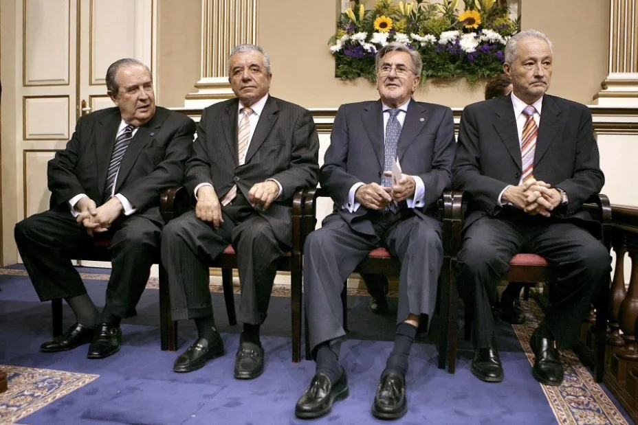 Foto de archivo tomada en mayo de 2008, con los expresidentes de Canarias Jerónimo Saavedra (i), Lorenzo Olarte (2i), Manuel Hermoso (2d), y Adán Martín (d). EFE/Cristóbal García