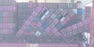 Carga a punto de caer del buque mercante en el Puerto de La Luz y de Las Palmas